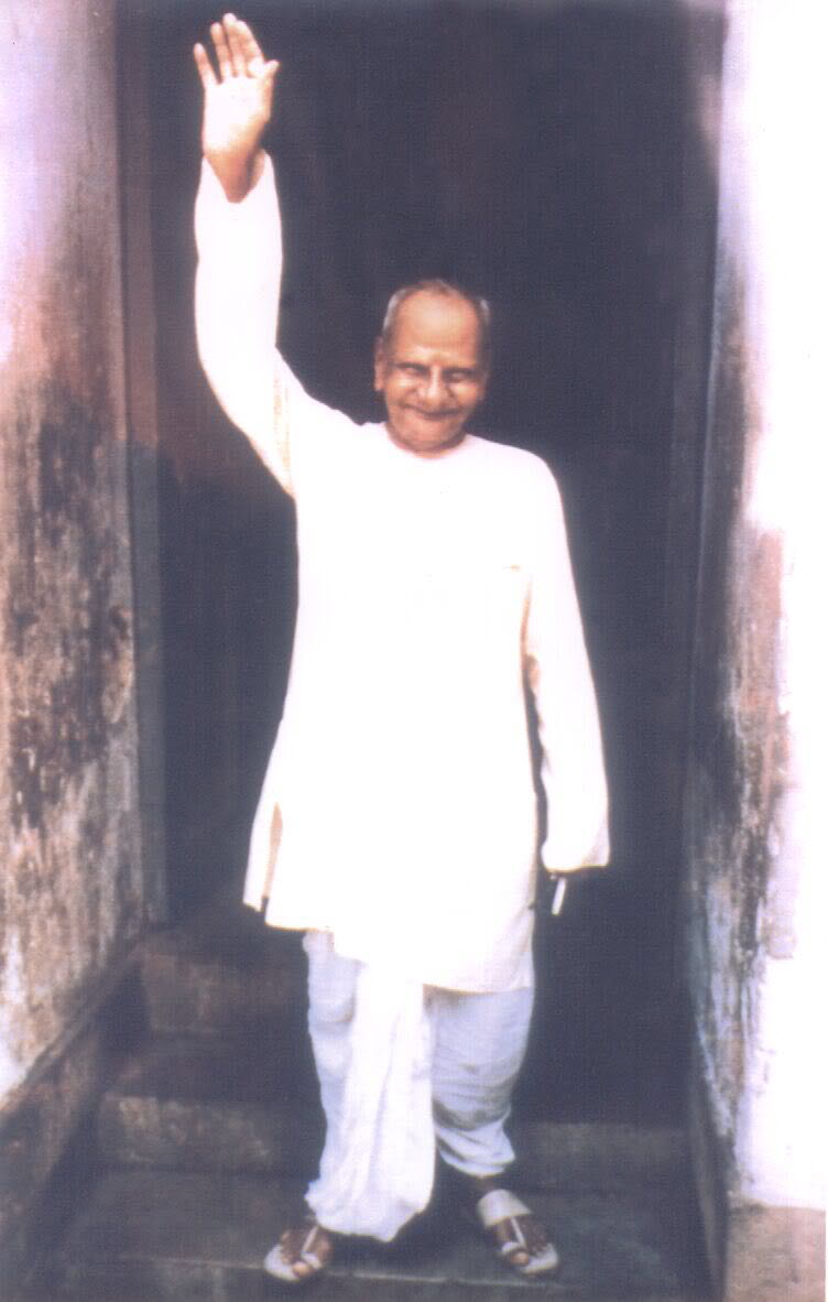 Nisargadatta Maharaj Waving